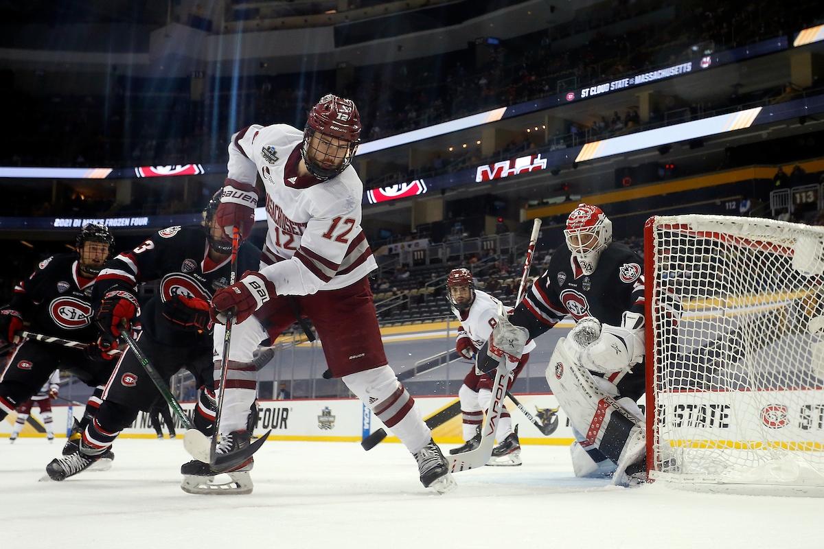 UMass leads 4-0 after two periods